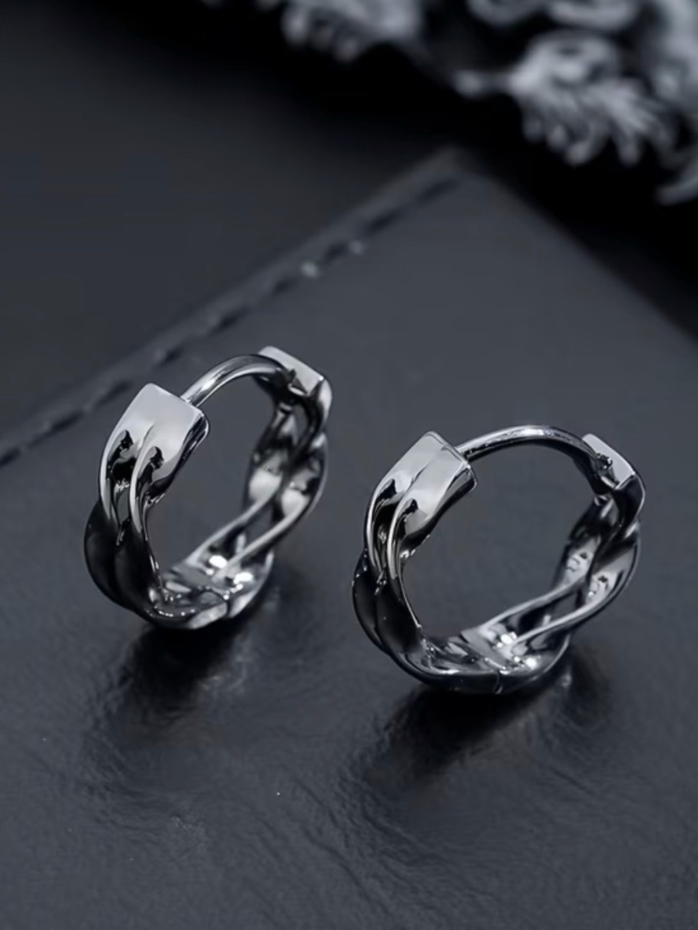 NWT Men’s Mobius Twist Huggie Hoop Earrings Silver Streetwear Punk